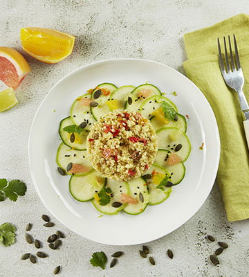 Salade de courgettes bio multicolores aux agrumes, taboulé oriental bio et graines de courge